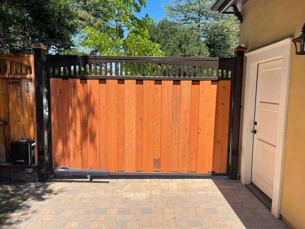 Arm operator installed on an automatic swing driveway gate